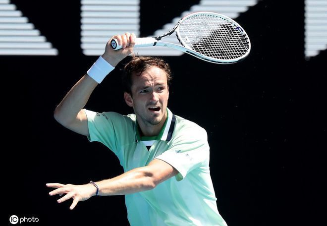 地引起轰动 地引起轰动